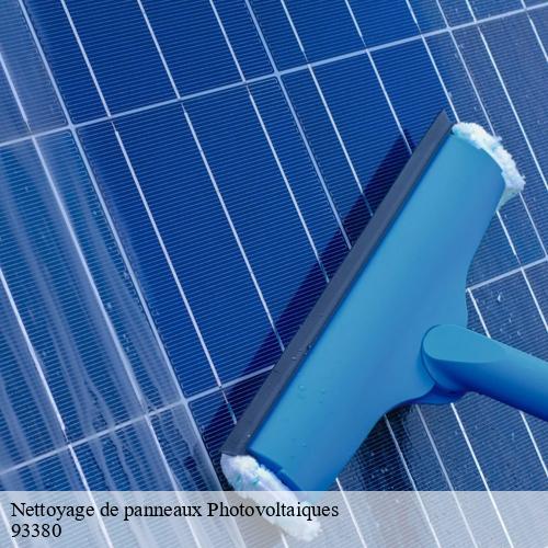 93380 : pourquoi faire appel à un professionnel pour nettoyer vos panneaux photovoltaïques ?